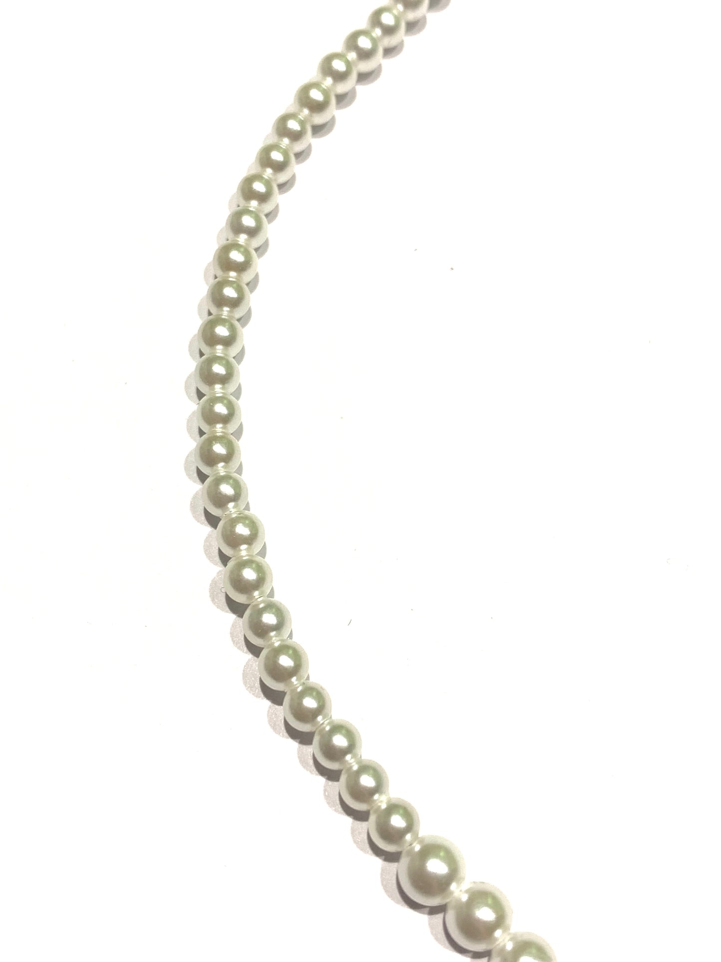 Collana in argento con moschettone bagnato in oro giallo, con giro di perle da più piccole a più grandi.

Lunghezza collana 38 cm.

Dimensione perle: da 0,2 cm a 0,5 cm.