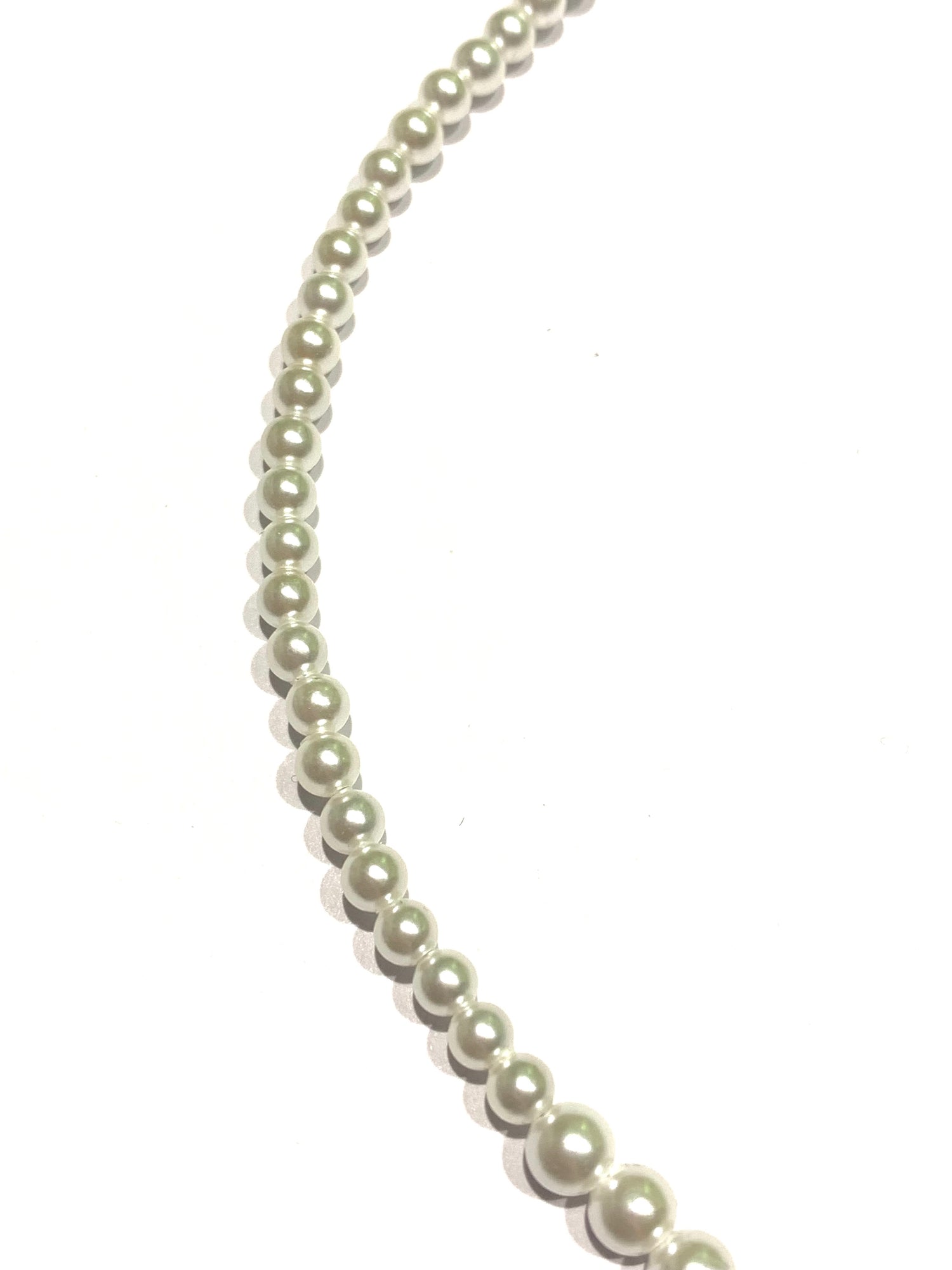Collana in argento con moschettone bagnato in oro giallo, con giro di perle da più piccole a più grandi.

Lunghezza collana 38 cm.

Dimensione perle: da 0,2 cm a 0,5 cm.