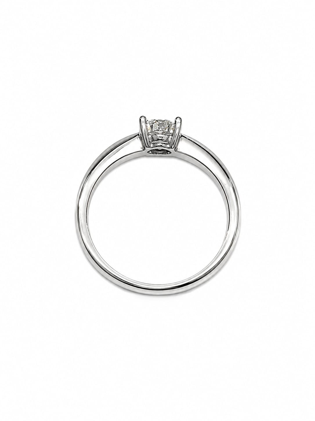 Anello in oro bianco 18kt con diamante solitario centrale circondato da piccoli diamanti.

Caratura diamanti 0,08.

Dimensione 0,4 cm.

Misura 15.