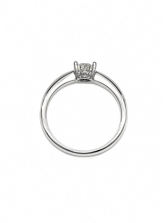 Anello in oro bianco 18kt con diamante solitario centrale circondato da piccoli diamanti.

Caratura diamanti 0,08.

Dimensione 0,4 cm.

Misura 15.