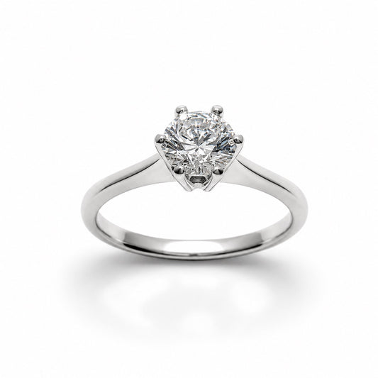 Anello solitario in oro bianco 18kt con zircone solitario racchiuso da sei griffes.

Dimensione zircone 0,6 cm.

Misura 13.