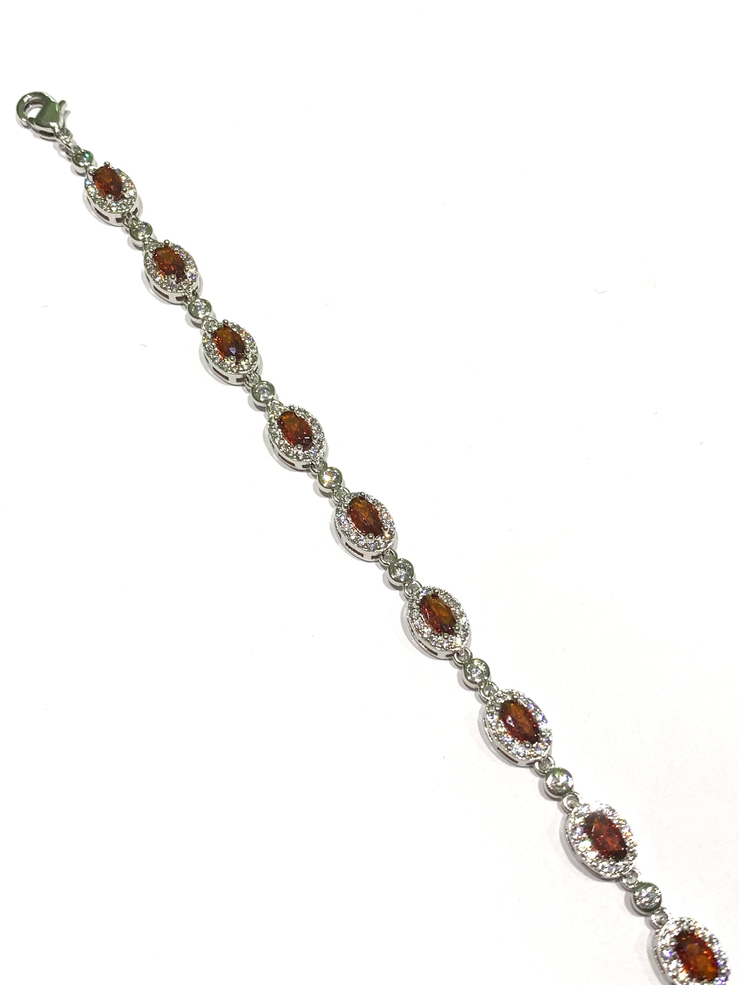 Bracciale tennis in argento con zirconi colorati circondati da zirconi bianchi. Disponibile nel colore rosso rubino oppure lilla ametista.
Lunghezza regolabile da 16 a 19 cm. 

Dimensione zirconi 0,5 cm.