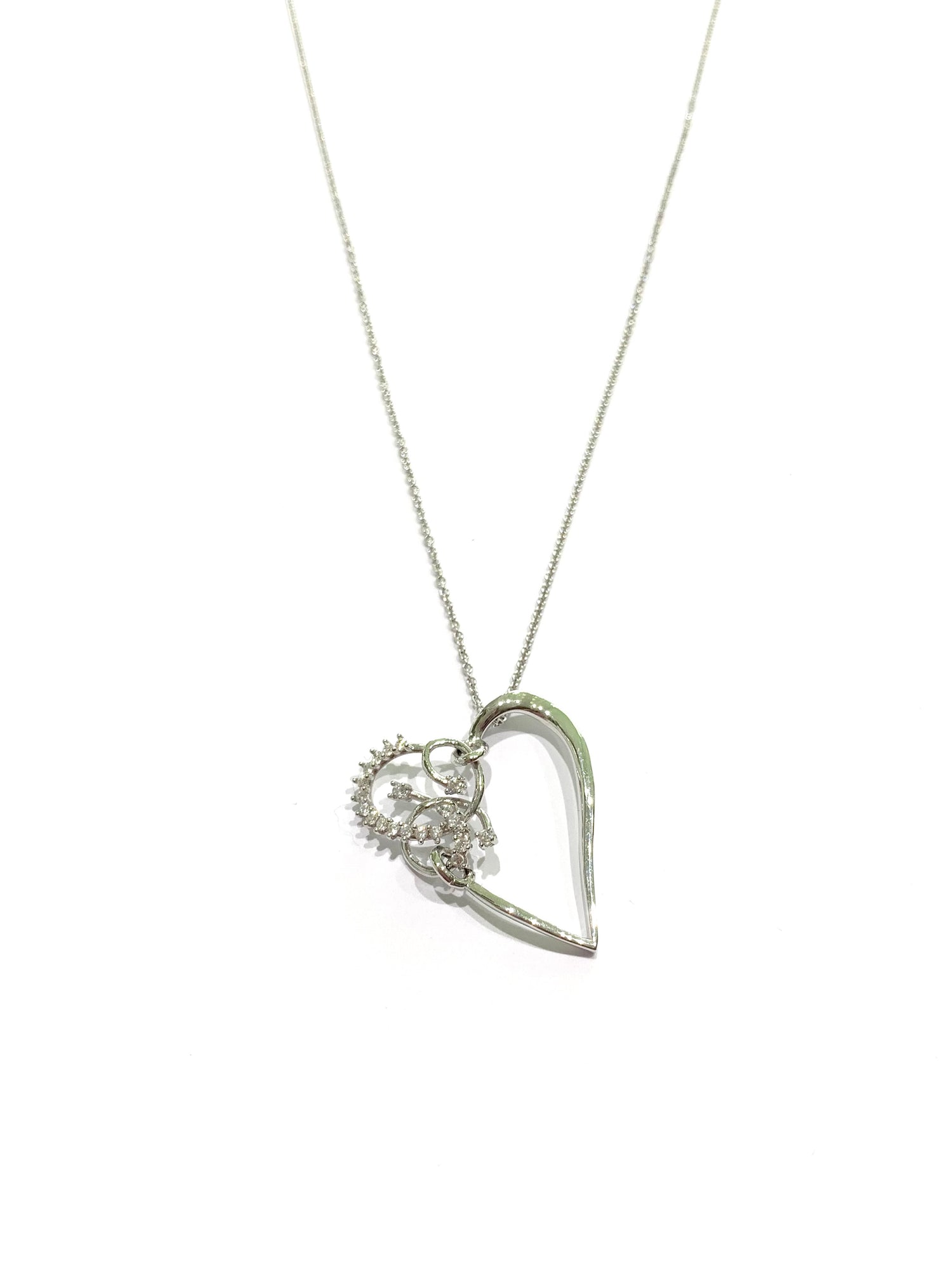 Collana in oro bianco 18kt con cuore composto da piccoli rametti ricoperti da zirconi bianchi.

Lunghezze catena 44 cm.

Dimensione ciondolo 2x2,5 cm.
