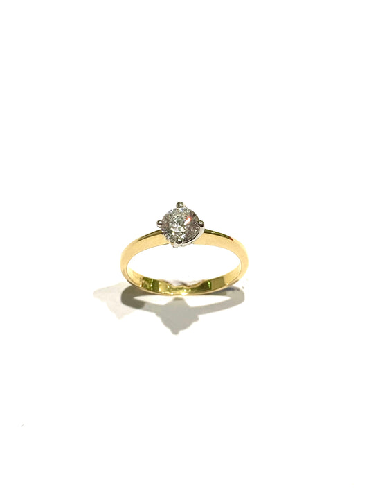 Anello in oro giallo 18kt con zircone solitario e griffes in oro bianco.
Dimensione zircone 0,5 cm.
Misura 15.