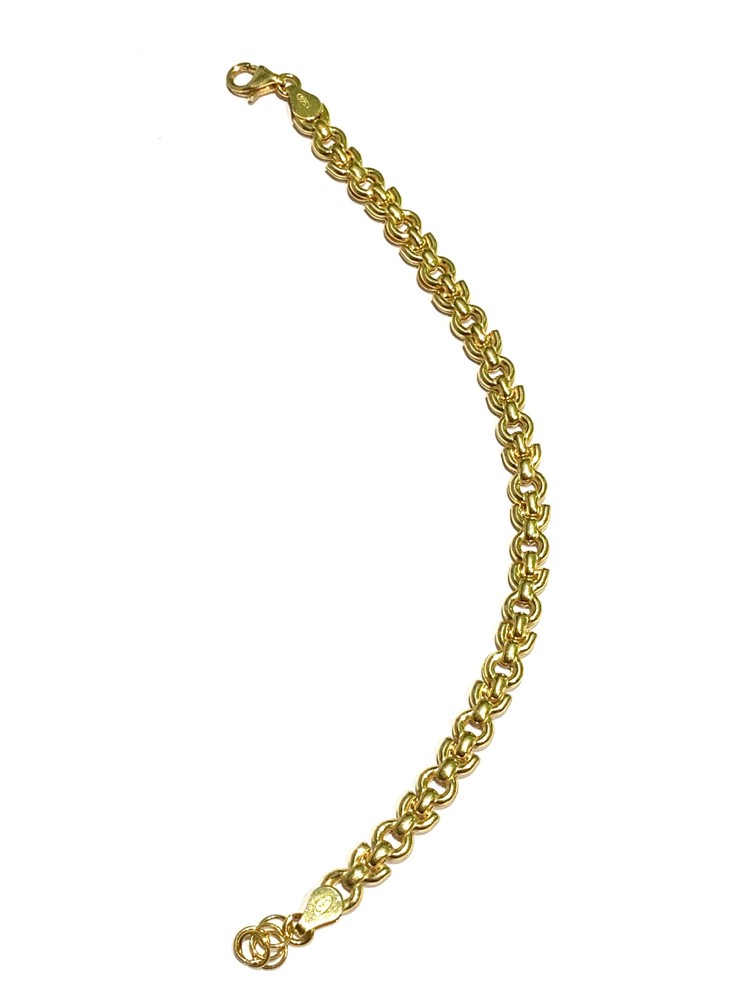Bracciale in argento bagnato in oro giallo con maglia piatta.

Lunghezza regolabile da 17,5 a 19,5 cm.

Dimensione 0,5 cm.