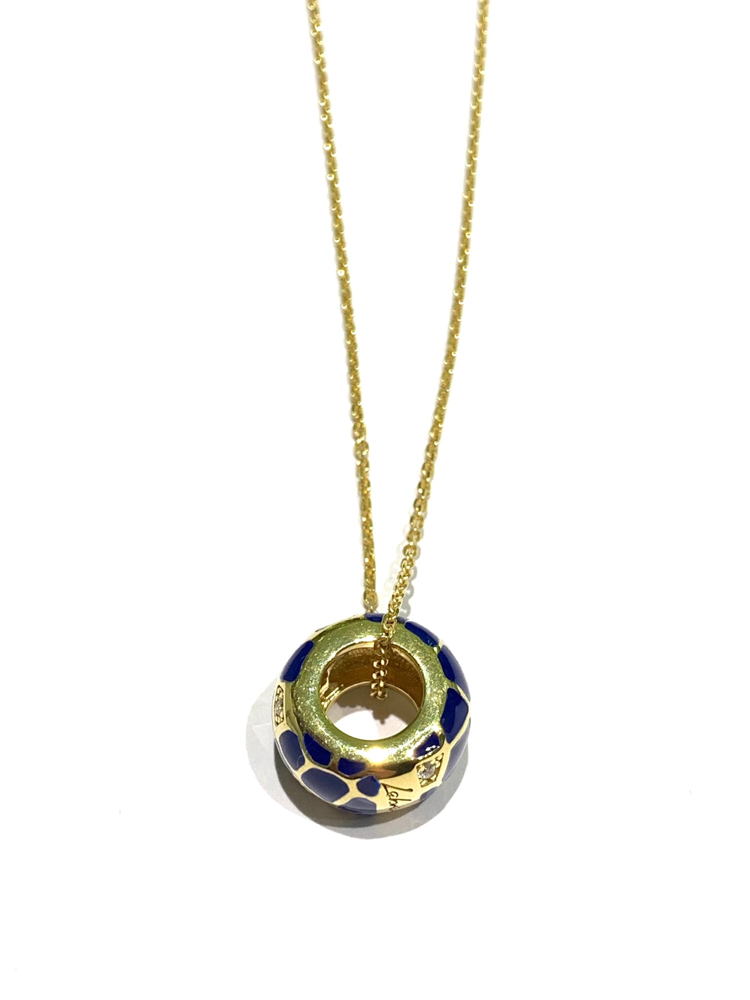 Collana in argento bagnata in oro giallo con ciondolo tondo ricoperto da smalto blu e zirconi.

Lunghezza catena regolabile a 40 cm oppure a 45 cm.

Dimensione ciondolo 1,3 cm.

Diametro interno del ciondolo 0,6 cm.