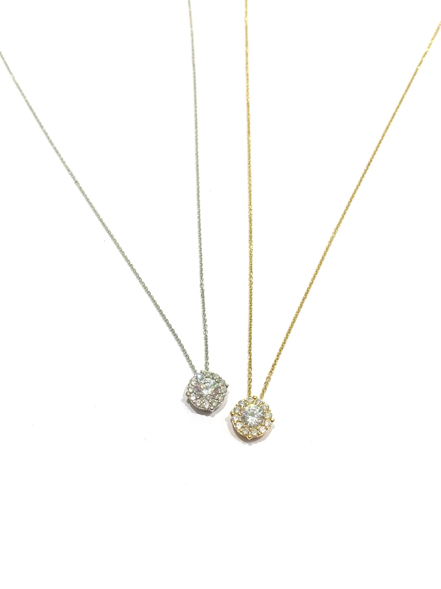 Collana in oro 18kt con zircone centrale circondato da piccoli zirconi.

Disponibile in oro giallo oppure oro bianco.

Lunghezza catena 42 cm.

Dimensione totale 0,6 cm.