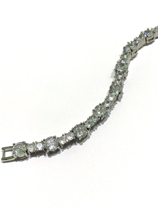 Bracciale tennis in argento con zirconi bianchi di due misure alternate.

Lunghezza 17 cm + allungamento di 2 cm per un totale di 19 (visibile in foto).

Dimensione zirconi piccoli 0,3 cm.

Dimensione zirconi grandi 0,4 cm.