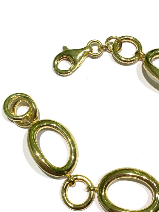 Bracciale in argento bagnato in oro giallo con maglia a catena con cerchi.

Lunghezza 17,5 cm regolabile in ogni maglia.

Dimensione anellini più piccoli 1 cm.

Dimensione anellini più grande 1,5 cm.