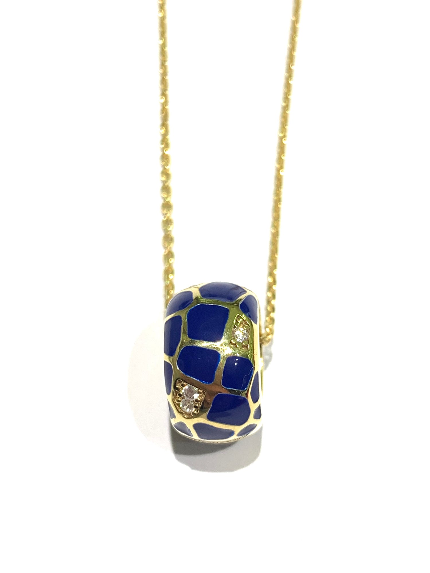 Collana in argento bagnata in oro giallo con ciondolo tondo ricoperto da smalto blu e zirconi.

Lunghezza catena regolabile a 40 cm oppure a 45 cm.

Dimensione ciondolo 1,3 cm.

Diametro interno del ciondolo 0,6 cm.