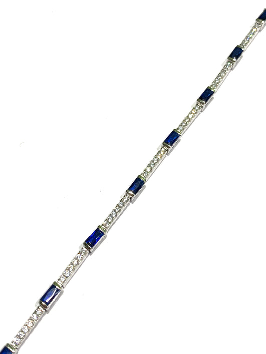Bracciale tennis in argento con zirconi blu rettangolari alternati a sei piccoli zirconi bianchi.

Lunghezza regolabile da 17,5 a 20,5 cm.

Larghezza bracciale 0,2 cm. 
