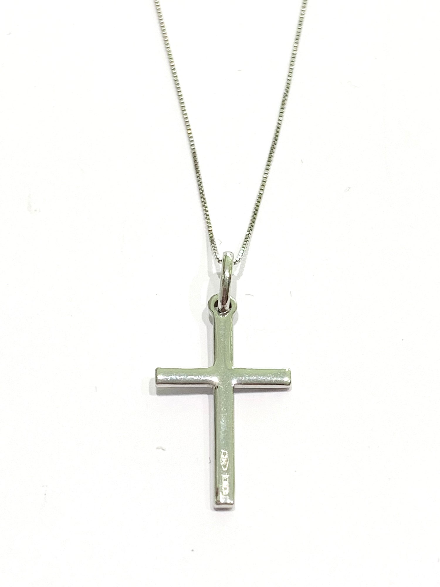 Collana in oro bianco 18kt con croce, da un lato liscia dall’altro con piccole onde. 

Lunghezza catena 42 cm.

Lunghezza ciondolo 1,2x2,5 cm incluso anellino.