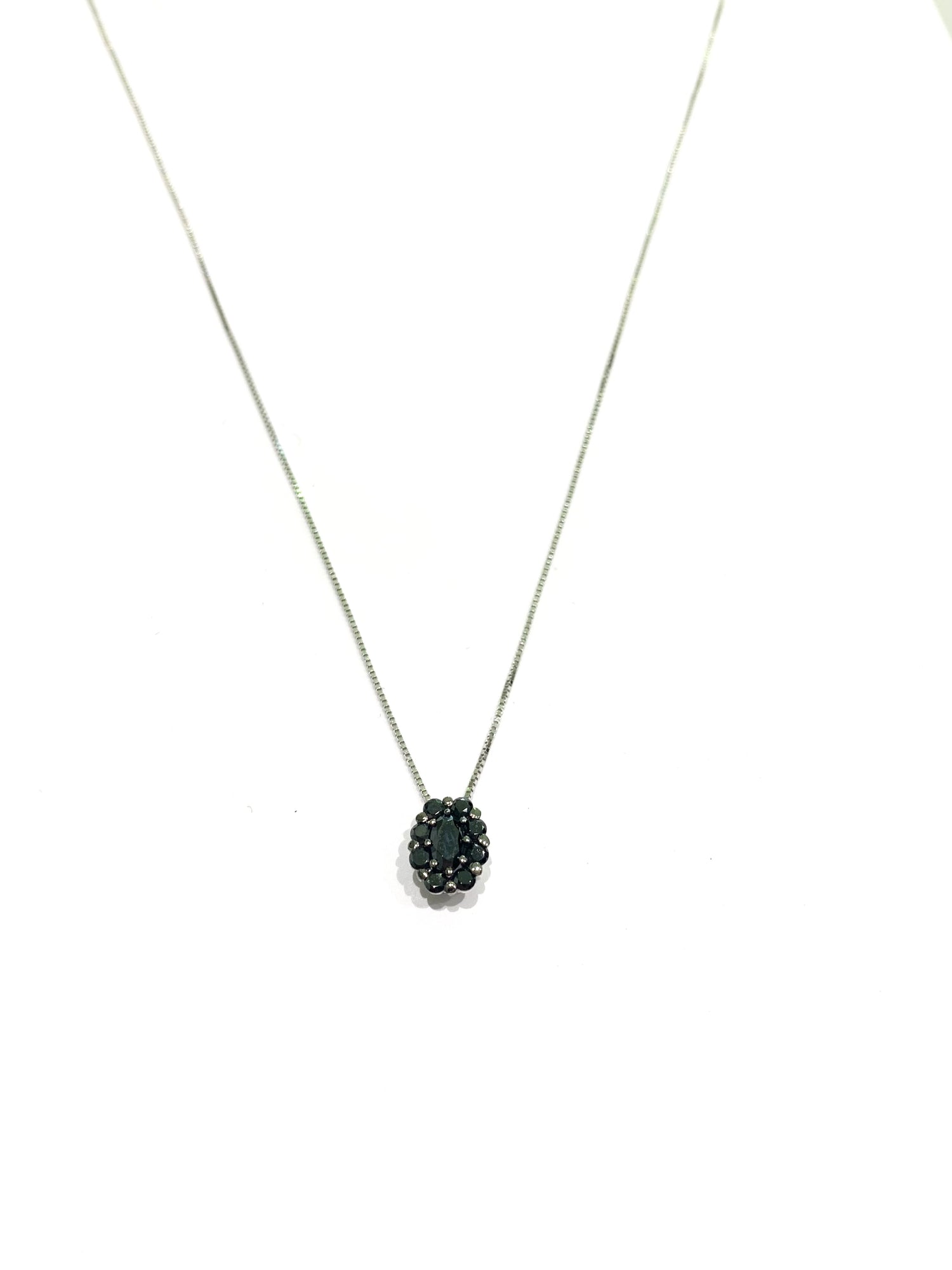 Collana in oro bianco 18kt con ciondolo ovale composto da tanti piccoli zirconi neri.

Lunghezza catena 42 cm.

Dimensioni ciondolo 0,8 cm.
