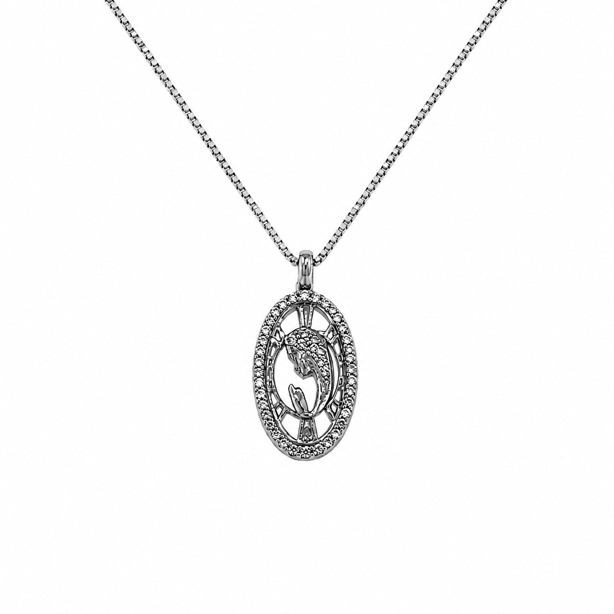 Collana in oro bianco 9kt con ciondolo ovale ricoperto da zirconi e Madonna all’interno.

Lunghezza catena 45 cm.

Dimensione ciondoli 2,2x1,3 cm.

