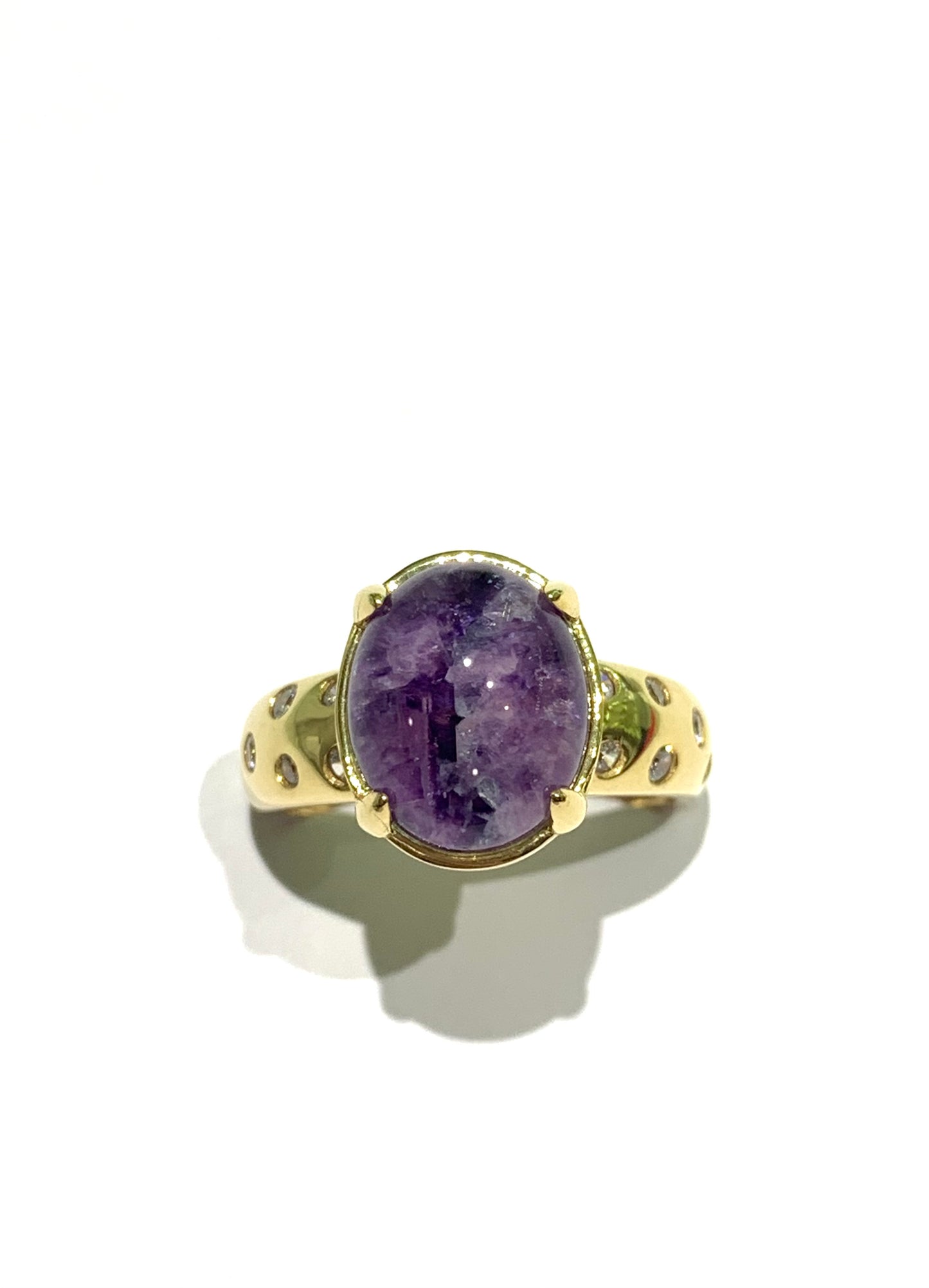 Anello in argento bagnato in oro giallo con pietra ovale colore lilla effetto marmo, il gambo é impreziosito lateralmente da piccoli zirconi. 

All’interno sono presenti le alette per regolare la misura.

Misura regolabile da 14 a 16.

Dimensione pietra 1x1,4 cm. 

Fascia anello larga 5 cm.
