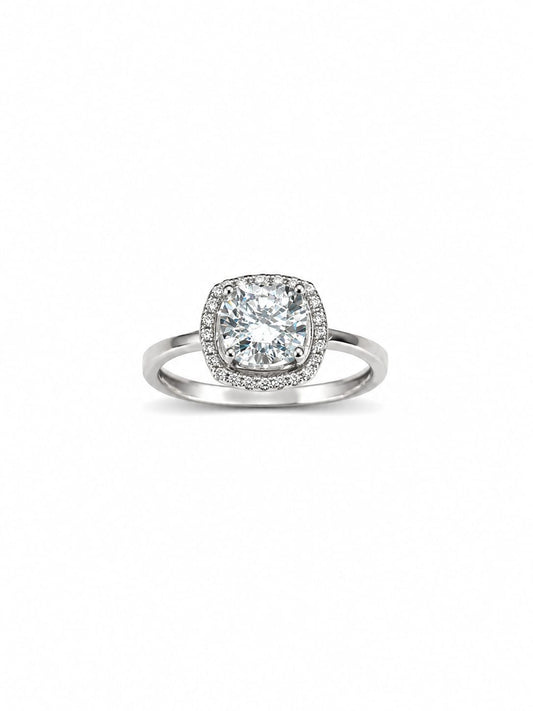 Anello solitario a forma quadrata in oro bianco 9kt con zircone centrale circondato da piccoli zirconi bianchi.

Dimensione totale 0,8 cm.

Misura 14.