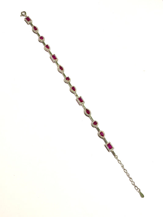 Bracciale tennis in argento con zirconi colorati di varie forme (tondi, goccia e rettangolare) circondati da zirconi bianchi. Disponibile nel colore fucsia oppure lilla ametista.
Lunghezza regolabile da 18 a 21,5 cm. 

Dimensione zirconi 0,5 cm.