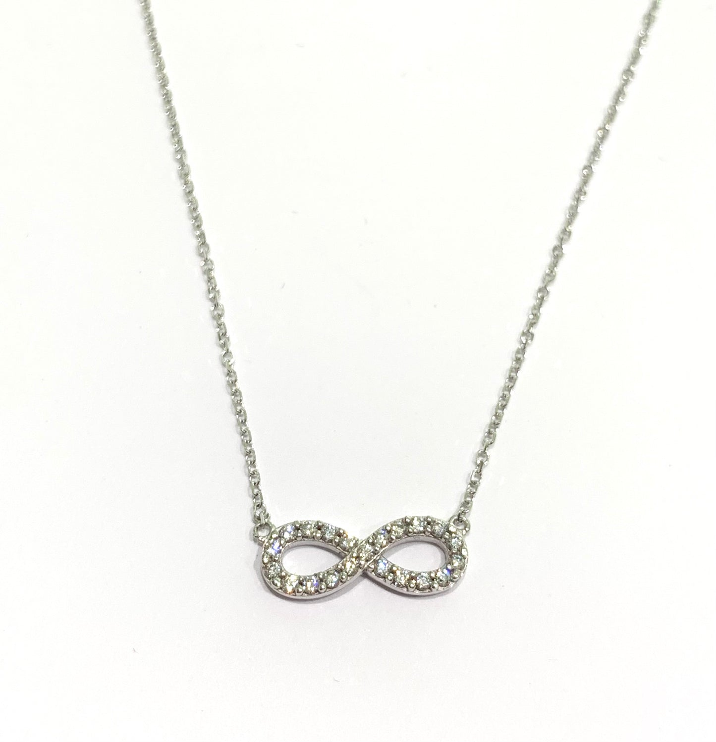 Collana in oro bianco 18kt con infinito ricoperto interamente da zirconi.

Lunghezza catena 42 cm.

Dimensioni infinito 0,6x2 cm incluso anellino.