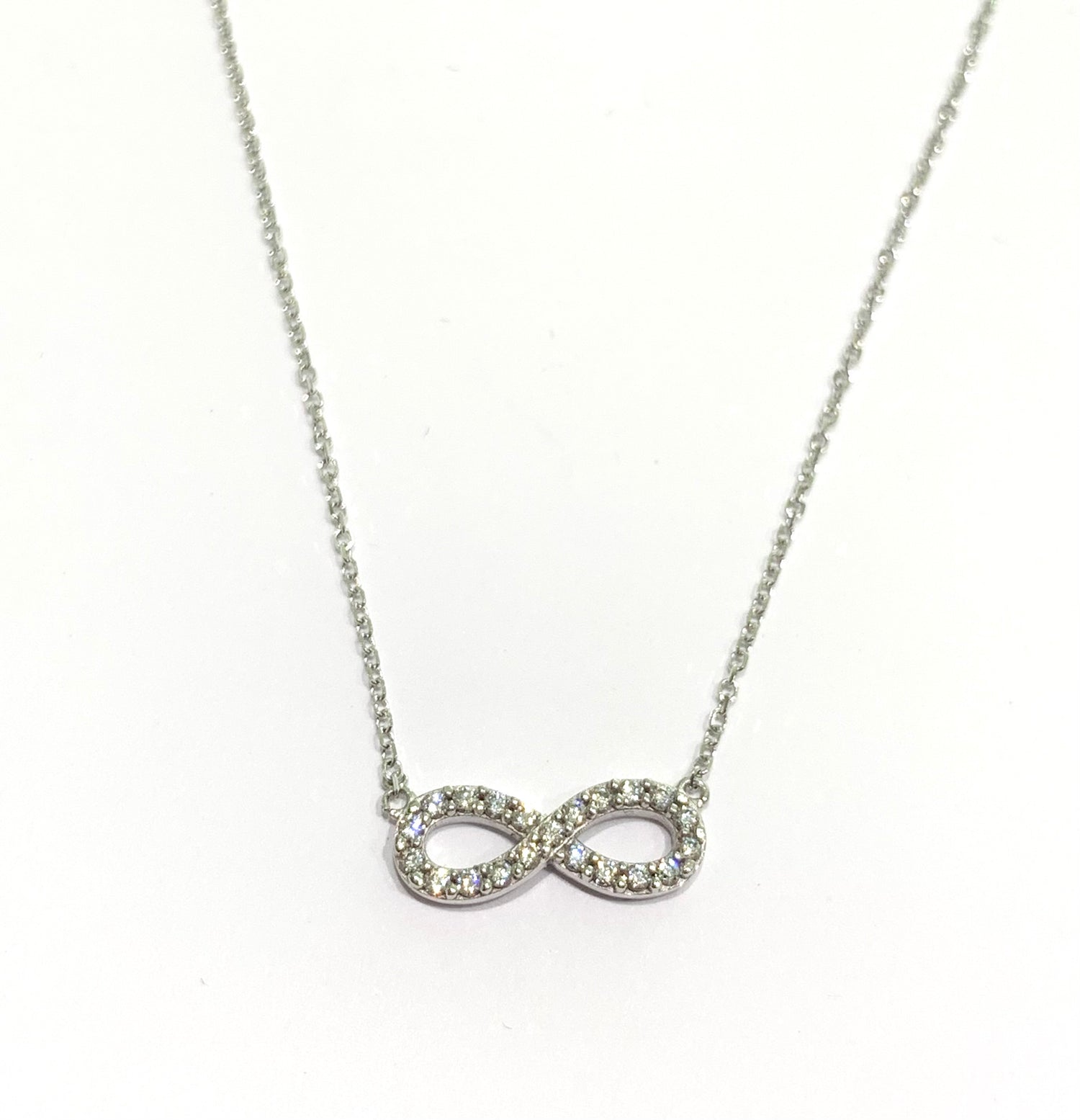 Collana in oro bianco 18kt con infinito ricoperto interamente da zirconi.

Lunghezza catena 42 cm.

Dimensioni infinito 0,6x2 cm incluso anellino.