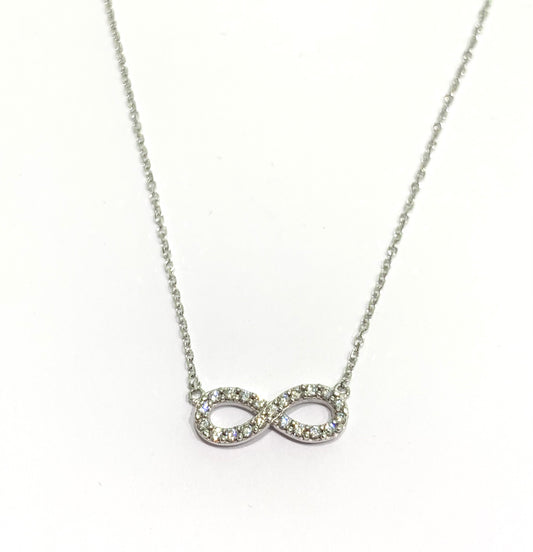 Collana in oro bianco 18kt con infinito ricoperto interamente da zirconi.
Lunghezza catena 42 cm.
Dimensioni infinito 0,6x2 cm incluso anellino.