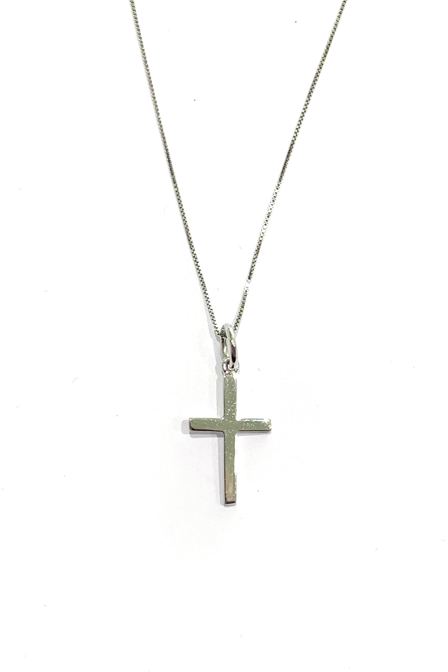 Collana in oro bianco 18kt con croce liscia.

Lunghezza catena 50 cm.

Lunghezza ciondolo 1x2 cm incluso anellino.