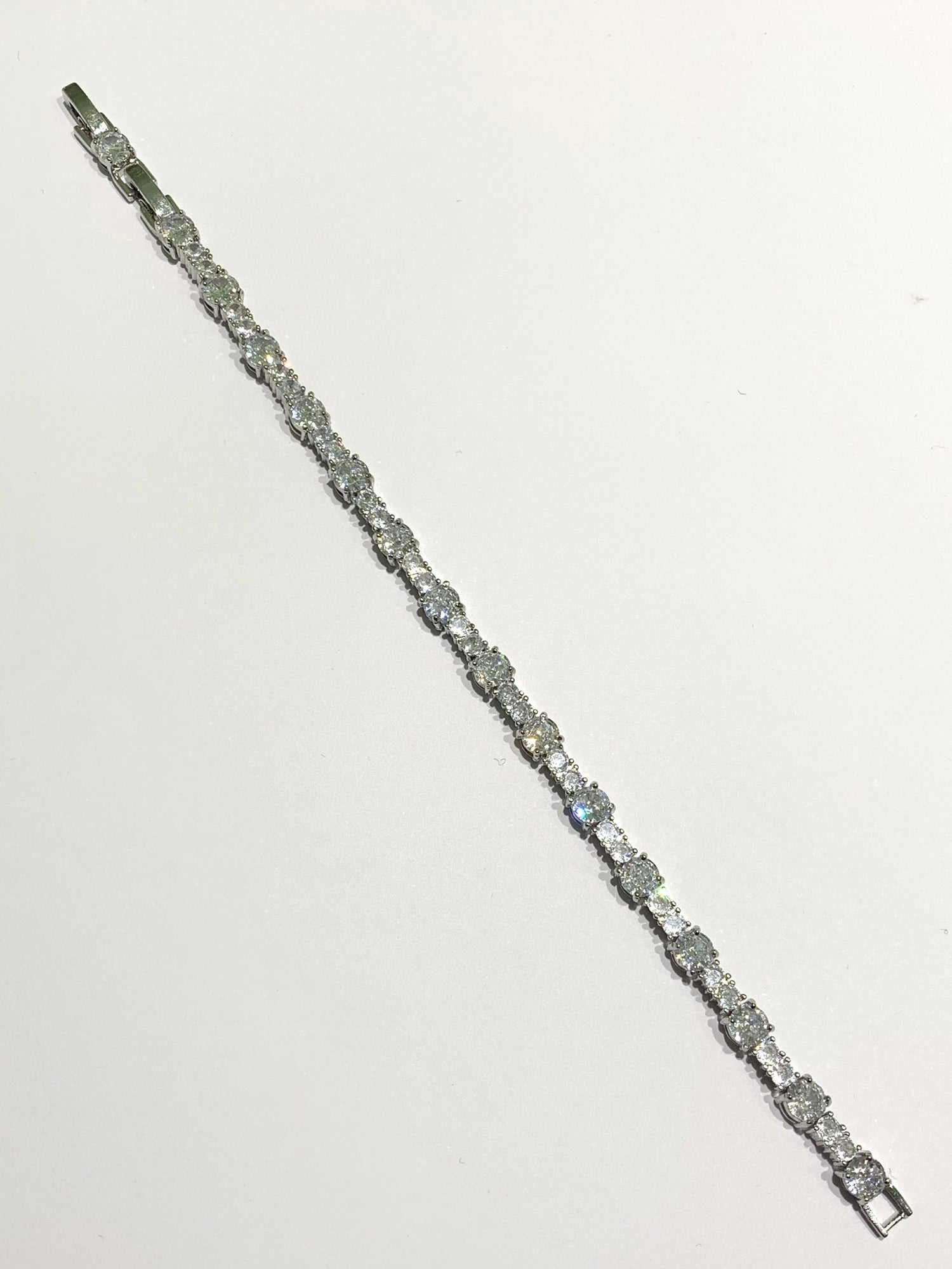 Bracciale tennis in argento con zirconi bianchi di due misure alternate.

Lunghezza 17 cm + allungamento di 2 cm per un totale di 19 (visibile in foto).

Dimensione zirconi piccoli 0,3 cm.

Dimensione zirconi grandi 0,4 cm.