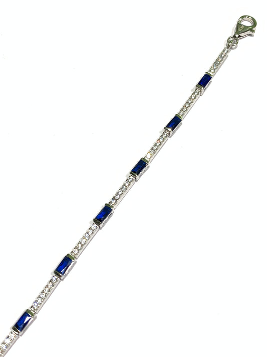 Bracciale tennis in argento con zirconi blu rettangolari alternati a sei piccoli zirconi bianchi.
Lunghezza regolabile da 17,5 a 20,5 cm.
Larghezza bracciale 0,2 cm.