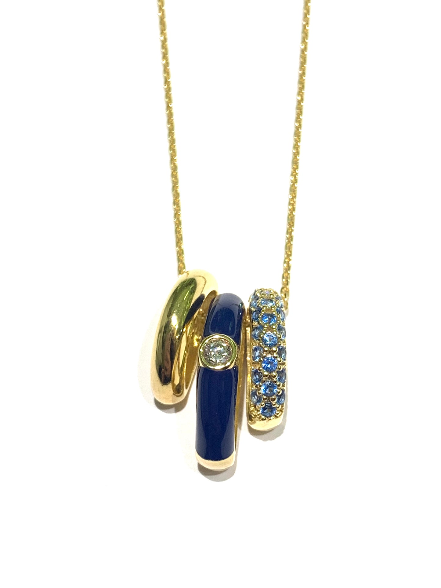 Collana in argento bagnata in oro giallo con ciondolo tondo. Esso é caratterizzato da tre strisce, di cui una smaltata blu, una impreziosita interamente da zirconi e una liscia in argento dorato.

Lunghezza catena regolabile a 40 cm oppure a 45 cm.

Dimensione ciondolo 1,3 cm.

Diametro interno del ciondolo 0,6 cm.
