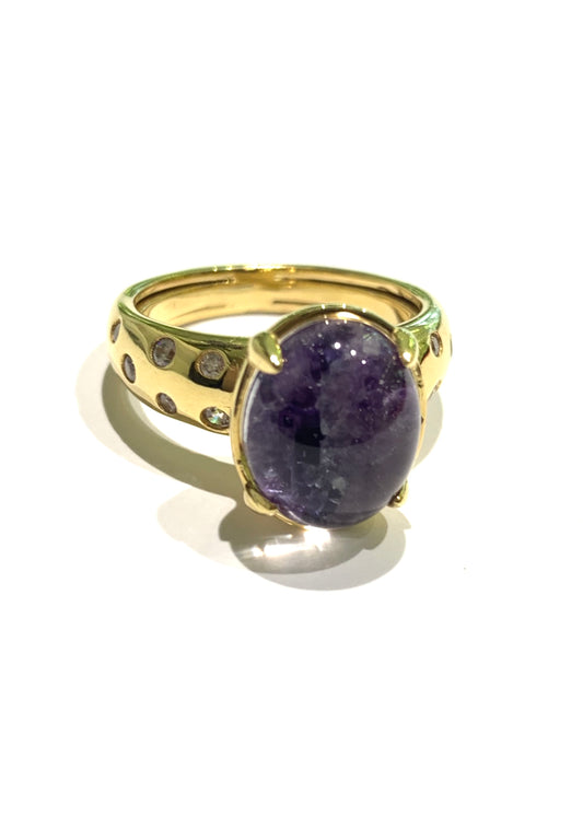 Anello in argento bagnato in oro giallo con pietra ovale colore lilla effetto marmo, il gambo é impreziosito lateralmente da piccoli zirconi. 

All’interno sono presenti le alette per regolare la misura.

Misura regolabile da 14 a 16.

Dimensione pietra 1x1,4 cm. 

Fascia anello larga 5 cm.
