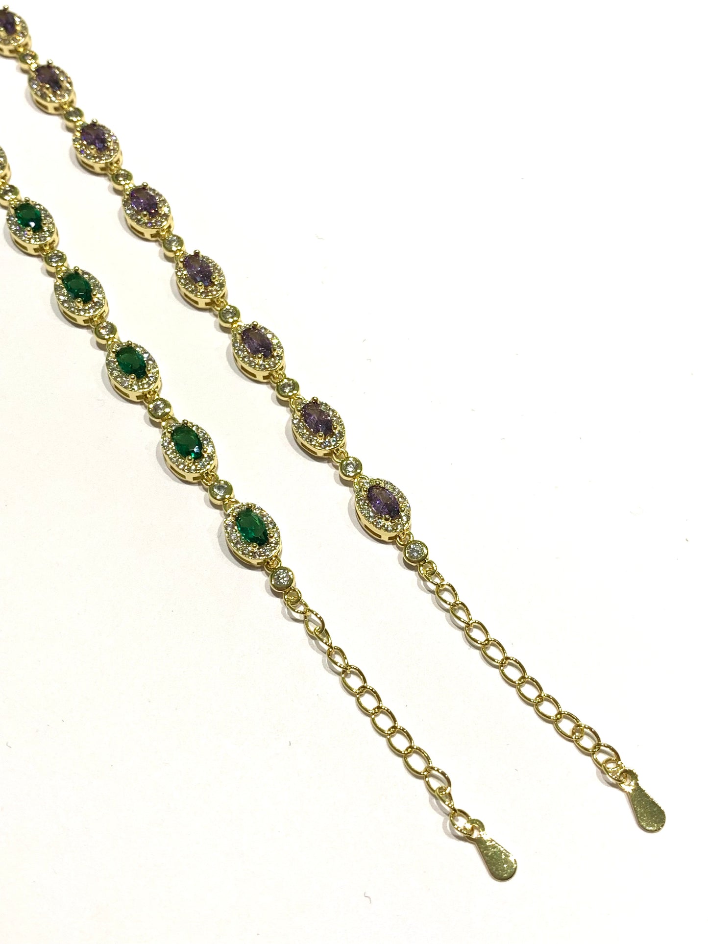 Bracciale tennis in argento bagnato in oro con zirconi colorati alternati da piccoli punti luce di zirconi.

Disponibile in colore verde smeraldo oppure lilla ametista.

Lunghezza regolabile da 16 a 19 cm. 

Dimensioni zirconi 0,5 cm.