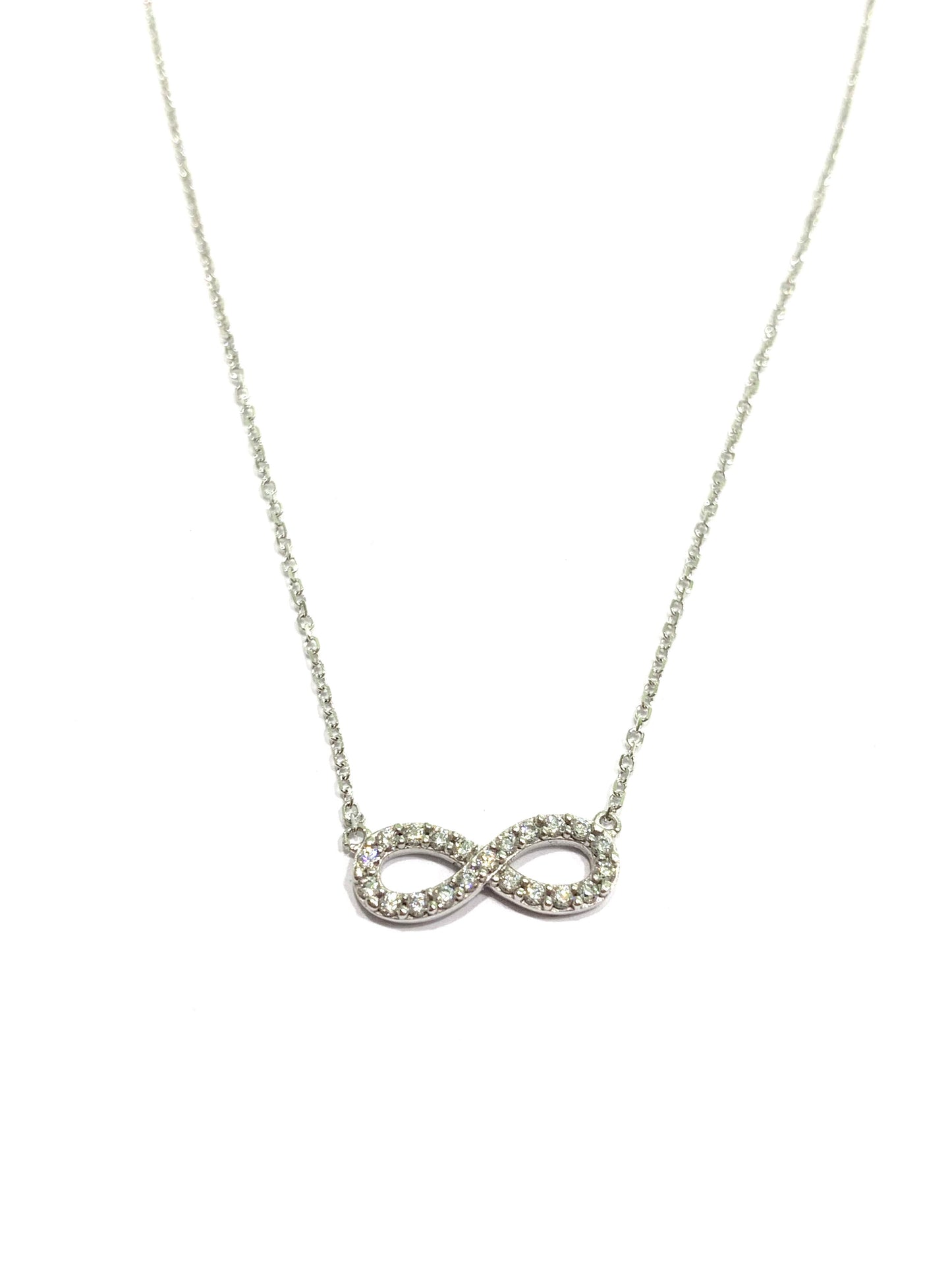 Collana in oro bianco 18kt con infinito ricoperto interamente da zirconi.

Lunghezza catena 42 cm.

Dimensioni infinito 0,6x2 cm incluso anellino.