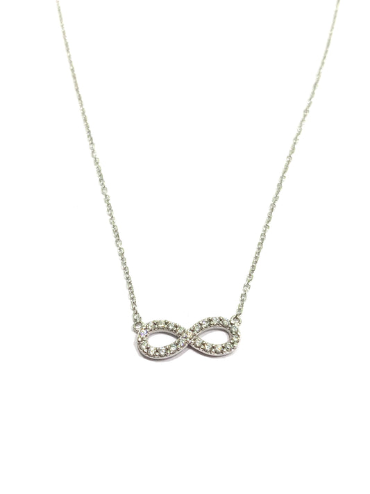 Collana in oro bianco 18kt con infinito ricoperto interamente da zirconi.
Lunghezza catena 42 cm.
Dimensioni infinito 0,6x2 cm incluso anellino.