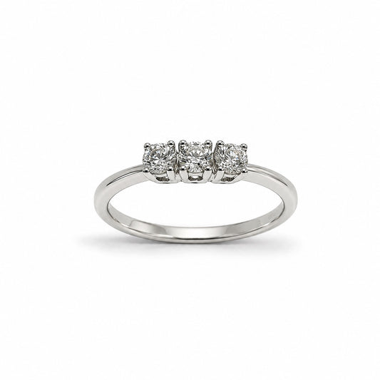 Anello in oro bianco 18kt a forma di catena, in parte ricoperta da zirconi.

Dimensione catena 0,7 cm nella parte più ampia.

Misura 14. 