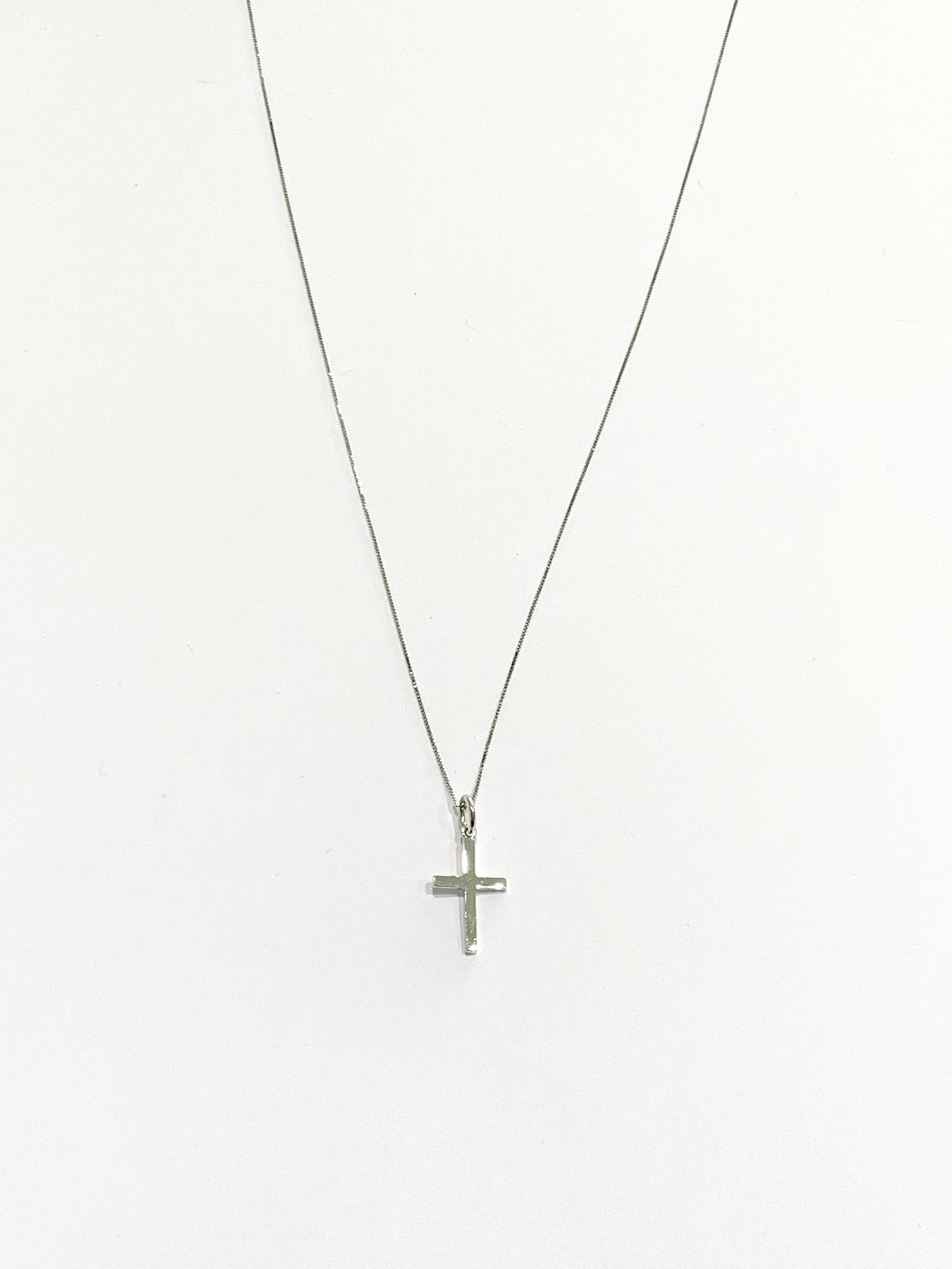Collana in oro bianco 18kt con croce liscia.

Lunghezza catena 50 cm.

Lunghezza ciondolo 1x2 cm incluso anellino.