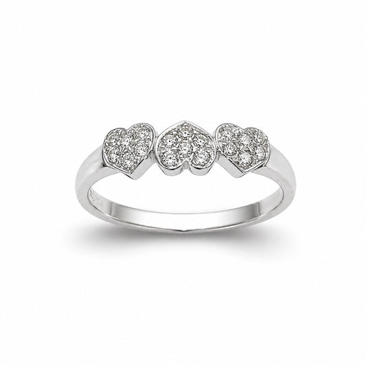 Anello in oro bianco 18kt con tre cuori ricoperti da zirconi.

Dimensione singolo cuore 0,4 cm.

Misura 12.