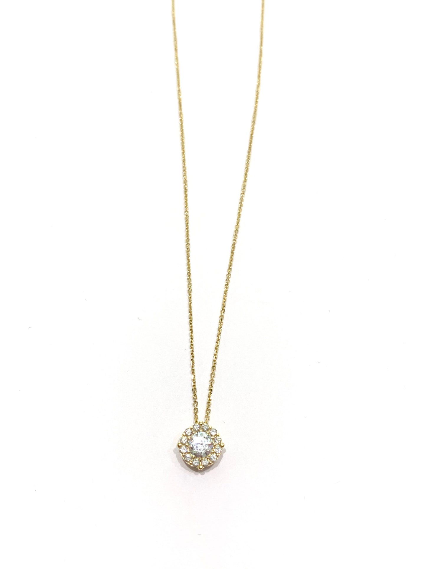 Collana in oro 18kt con zircone centrale circondato da piccoli zirconi.

Disponibile in oro giallo oppure oro bianco.

Lunghezza catena 42 cm.

Dimensione totale 0,6 cm.