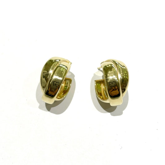 Orecchini in argento bagnato in giallo.
Dimensione 1 cm.
Diametro interno 1,5 cm.
Chiusura con farfalline.