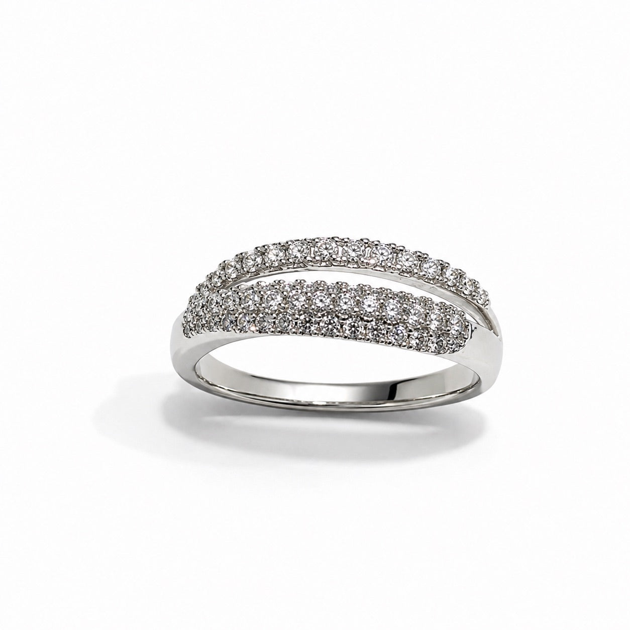 Anello in oro bianco 18kt con due fascette diagonali, una sottile composta da una fila di zirconi e una più larga impreziosita da tre file di zirconi.

Larghezza totale 0,5 cm.

Misura 14.