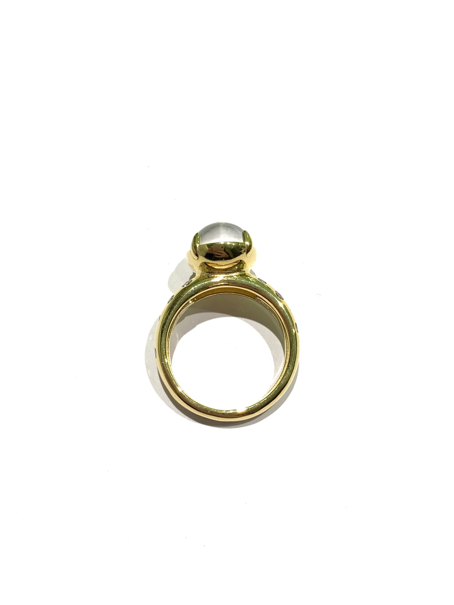 Anello in argento bagnato in oro giallo con pietra ovale colore lilla effetto marmo, il gambo é impreziosito lateralmente da piccoli zirconi. 

All’interno sono presenti le alette per regolare la misura.

Misura regolabile da 14 a 16.

Dimensione pietra 1x1,4 cm. 

Fascia anello larga 5 cm.
