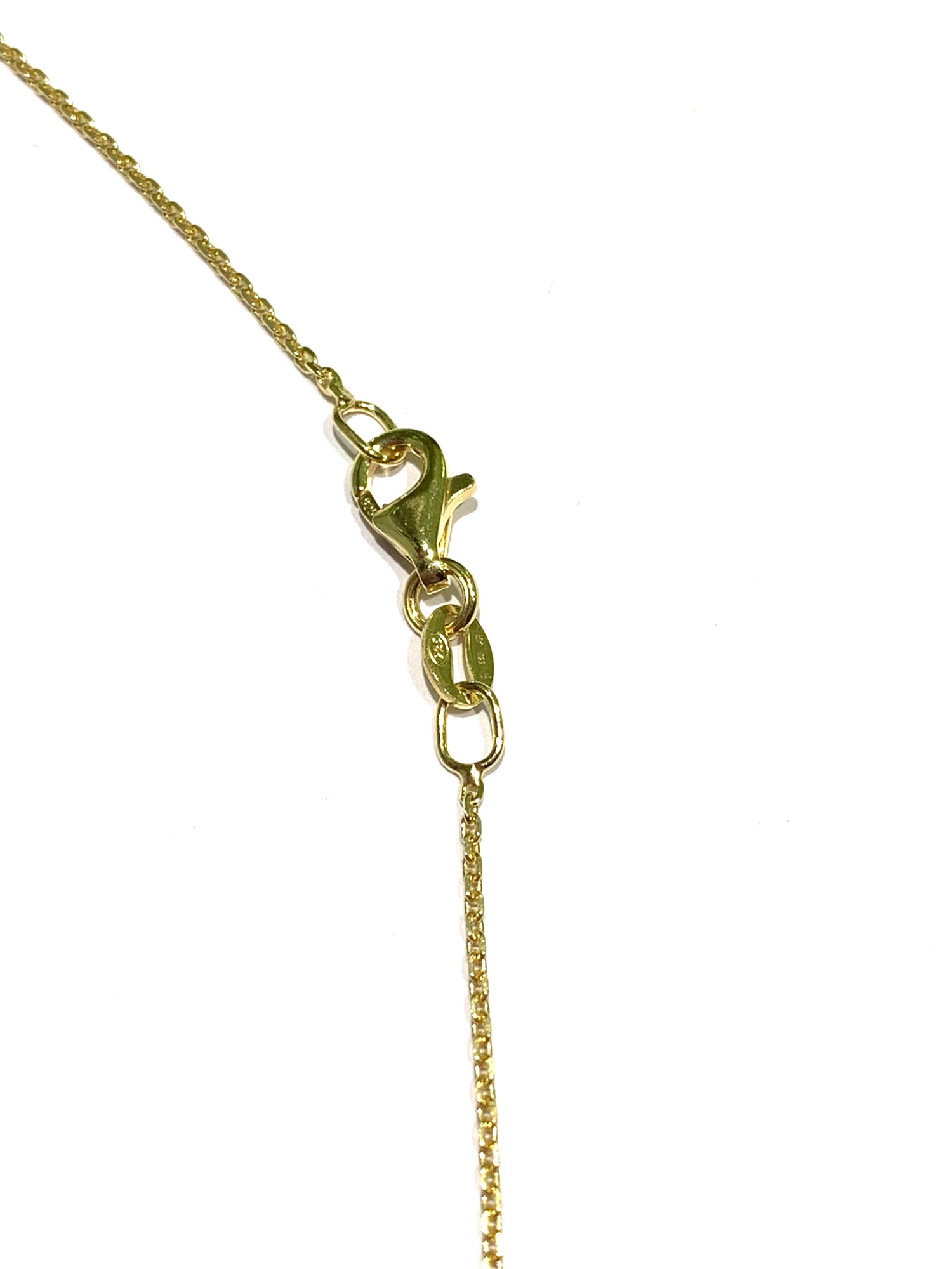 Collana in argento bagnata in oro giallo con ciondolo tondo. Esso é caratterizzato da tre strisce, di cui una smaltata blu, una impreziosita interamente da zirconi e una liscia in argento dorato.

Lunghezza catena regolabile a 40 cm oppure a 45 cm.

Dimensione ciondolo 1,3 cm.

Diametro interno del ciondolo 0,6 cm.
