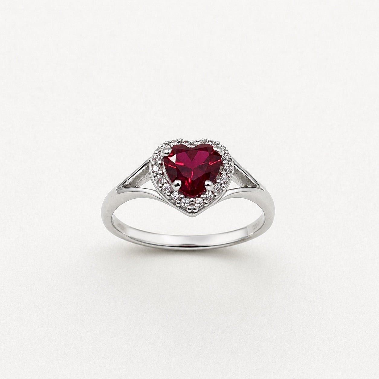 Anello in oro bianco 18kt con zircone a forma di cuore colore rubino.

Dimensione cuore 0,7 cm.

Misura 13.