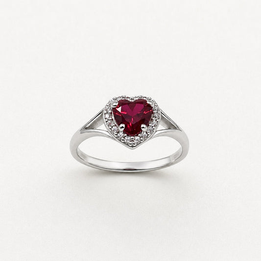 Anello in oro bianco 18kt con zircone a forma di cuore colore rubino.
Dimensione cuore 0,7 cm.
Misura 13.