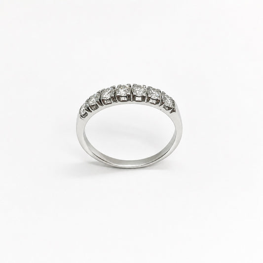 Anello fedina in oro bianco 18kt con sette diamanti.

Diamanti 0,90 carati, dimensione 0,3 cm.

Misura 19.