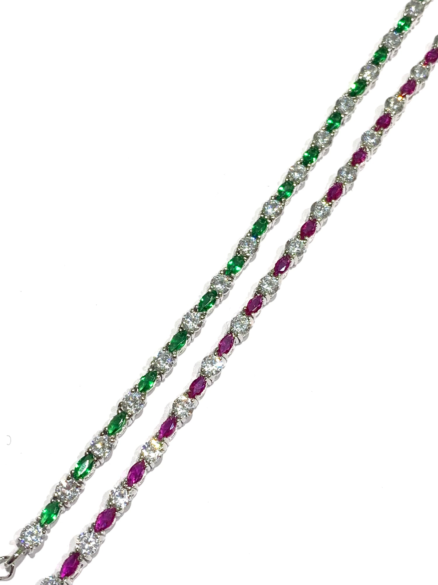 Bracciale tennis in argento con zirconi a goccia colorati alternati a zirconi bianchi tondi.

Disponibile in due colori: verde e magenta.

Lunghezza regolabile da 17 a 20 cm.

Dimensione zirconi 0,3 cm.