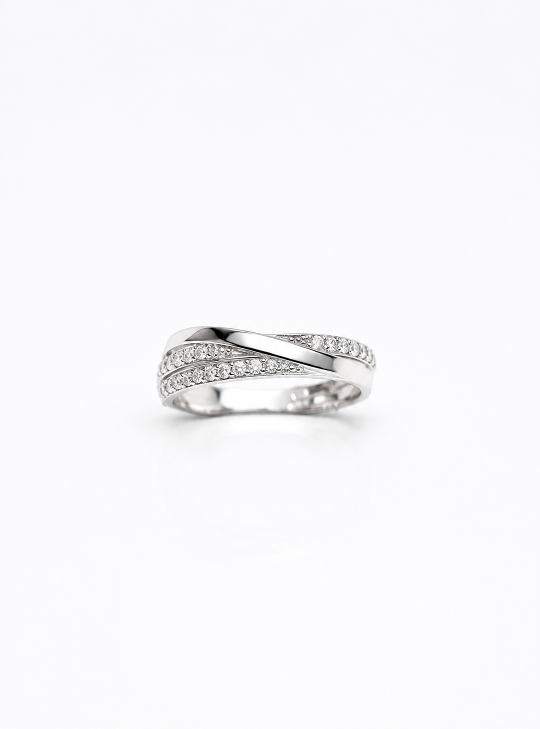 Anello in oro bianco 18kt con zirconi e fascetta liscia incrociata. 

Larghezza totale 0,4 cm.

Misura 15.