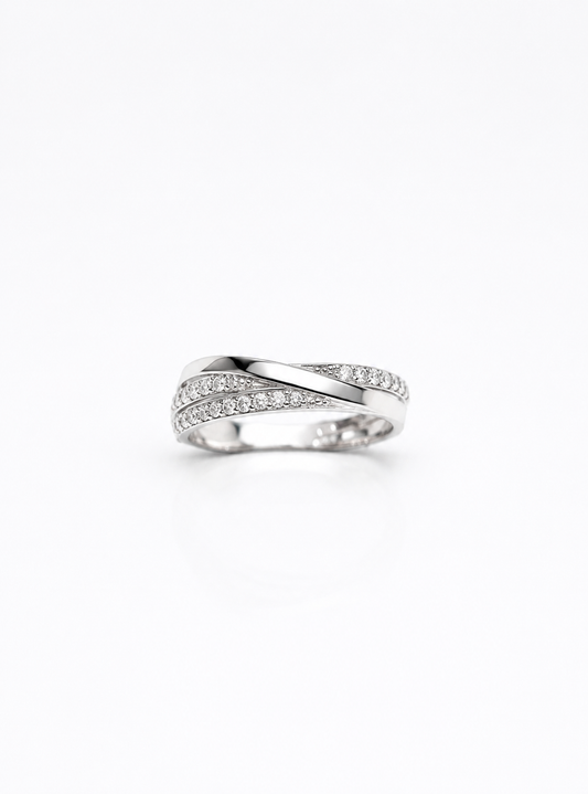 Anello in oro bianco 18kt con zirconi e fascetta liscia incrociata.
Larghezza totale 0,4 cm.
Misura 15.