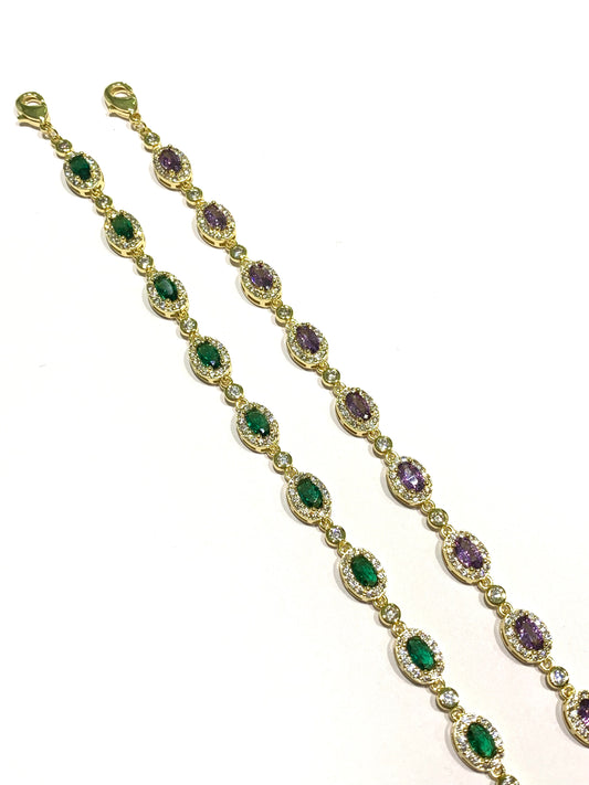 Bracciale tennis in argento bagnato in oro con zirconi colorati alternati da piccoli punti luce di zirconi.

Disponibile in colore verde smeraldo oppure lilla ametista.

Lunghezza regolabile da 16 a 19 cm. 

Dimensioni zirconi 0,5 cm.