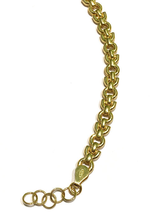 Bracciale in argento bagnato in oro giallo con maglia piatta.

Lunghezza regolabile da 17,5 a 19,5 cm.

Dimensione 0,5 cm.