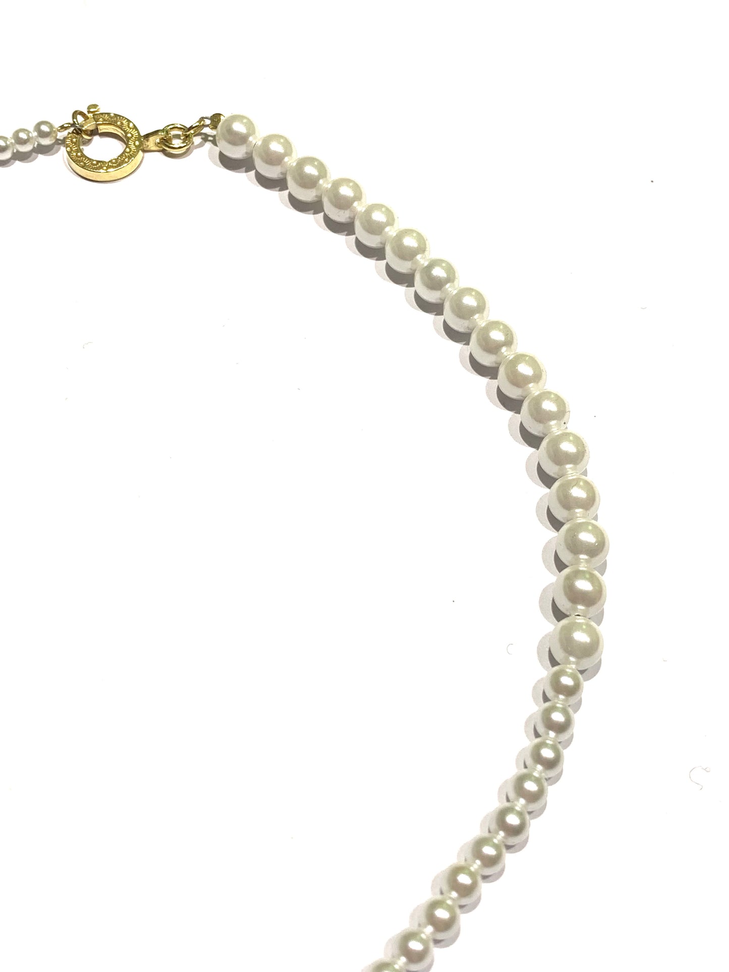 Collana in argento con moschettone bagnato in oro giallo, con giro di perle da più piccole a più grandi.

Lunghezza collana 38 cm.

Dimensione perle: da 0,2 cm a 0,5 cm.