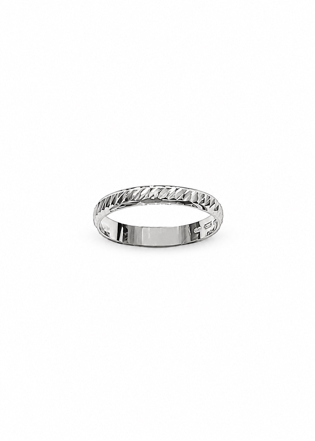 Anello fedina in oro bianco 18kt con disegni satinati.

Dimensione parte superiore anello 0,3 cm.

Disponibili più misure.
